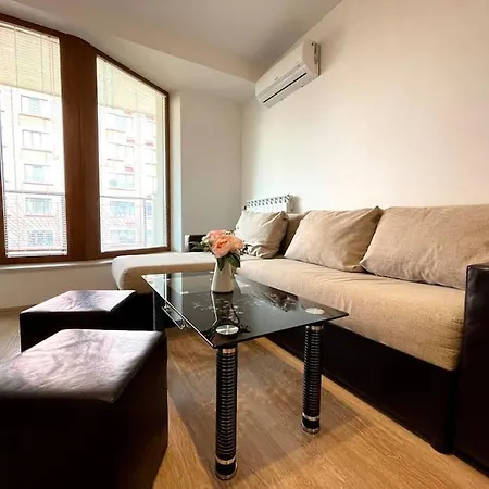 Bright New With Parking At The Center! *