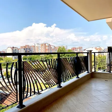 Apartment Bright New With Parking At The Center!