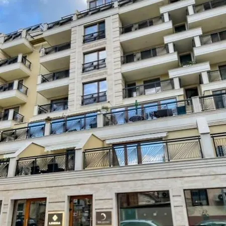 Bright New With Parking At The Center! *