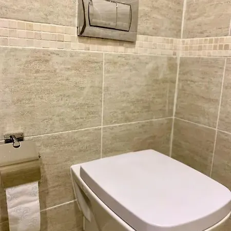 Bright New With Parking At The Center!