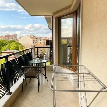 Bright New With Parking At The Center! Appartement