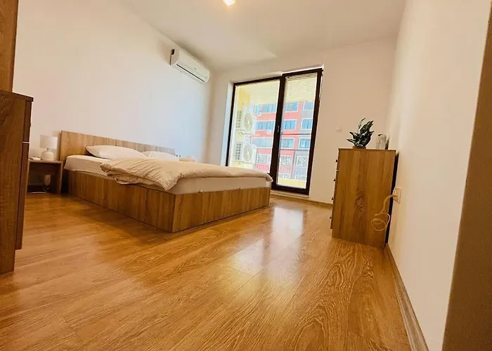 Bright New With Parking At The Center!