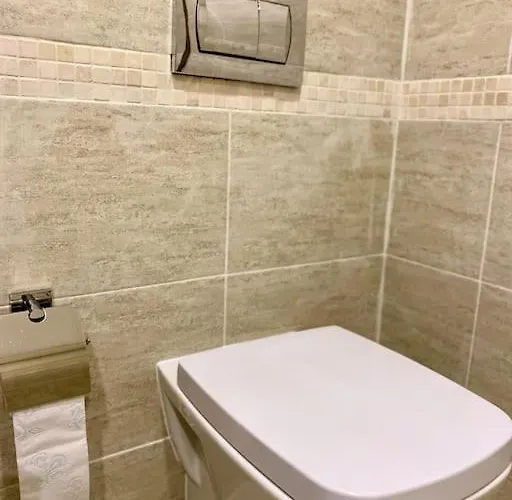 Bright New With Parking At The Center!