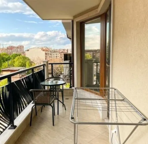 Bright New With Parking At The Center! アパート