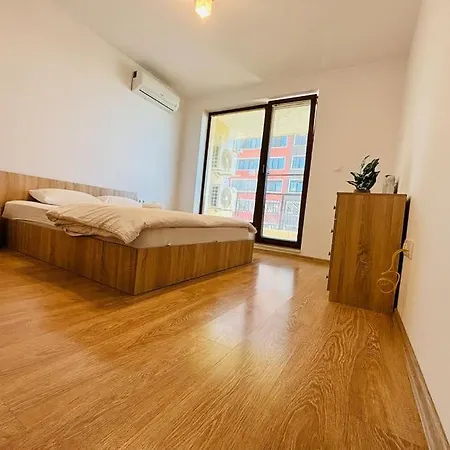 Bright New With Parking At The Center!