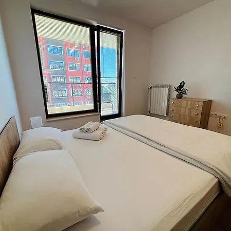 Bright New With Parking At The Center! *